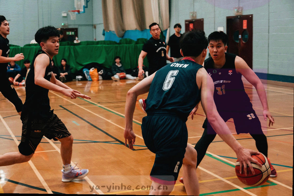 手机、平板与桌面三种屏幕轮廓并列的线稿